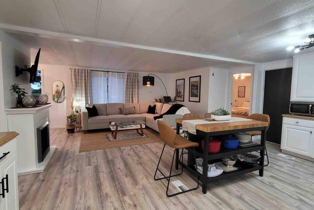 Villa Tiki Escape W/ Amazing Mountain And Marsh Backdrop Rockaway Beach Exterior foto